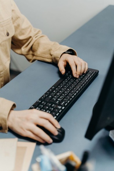 Une personne utilisant son clavier et sa souris